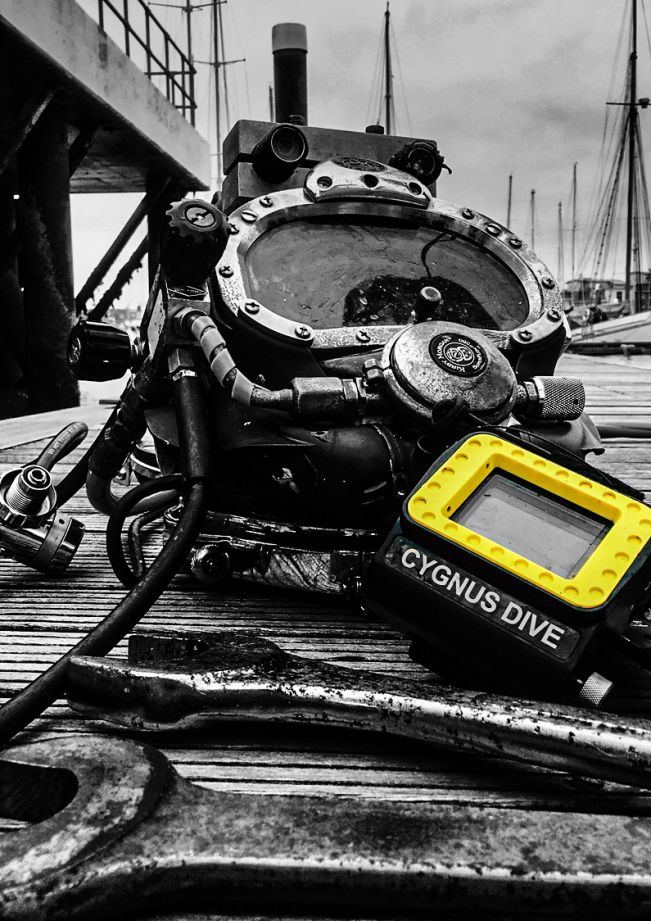 NDT Wrist-Mountable Underwater Thickness Gauge
